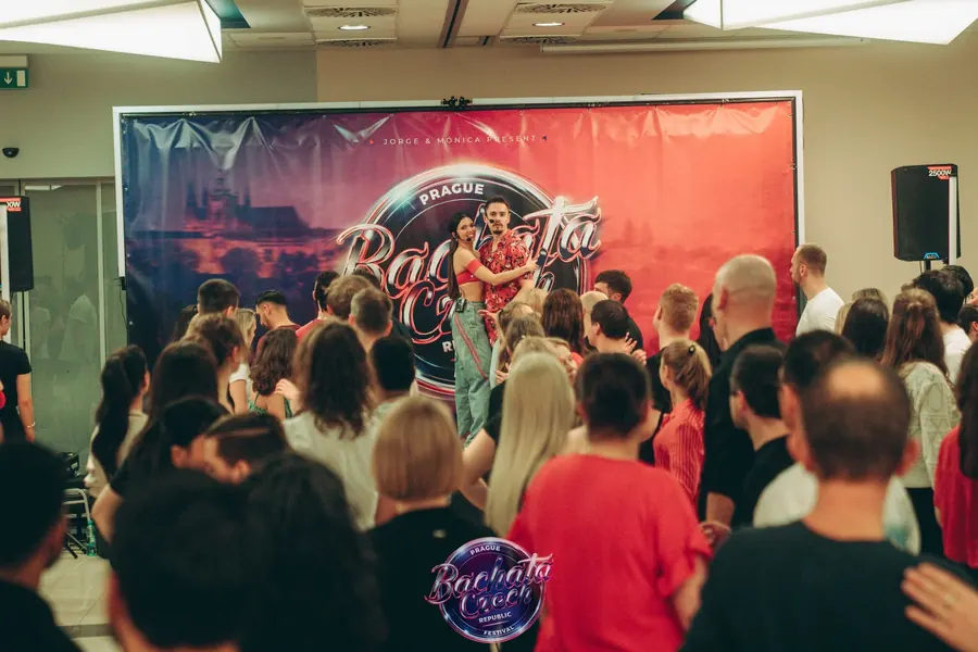 Tanečníci před hlavní scénou festivalu Bachata Czech Republic